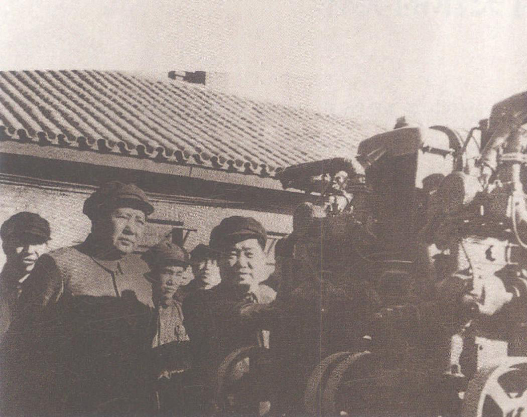 1953年2月26日，毛澤東視察天津汽車制配廠